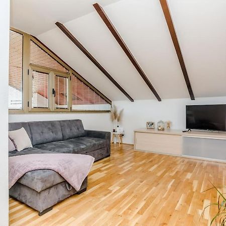 Apartment Roko - Up To 4 People With Free Parking Zadar Exterior photo