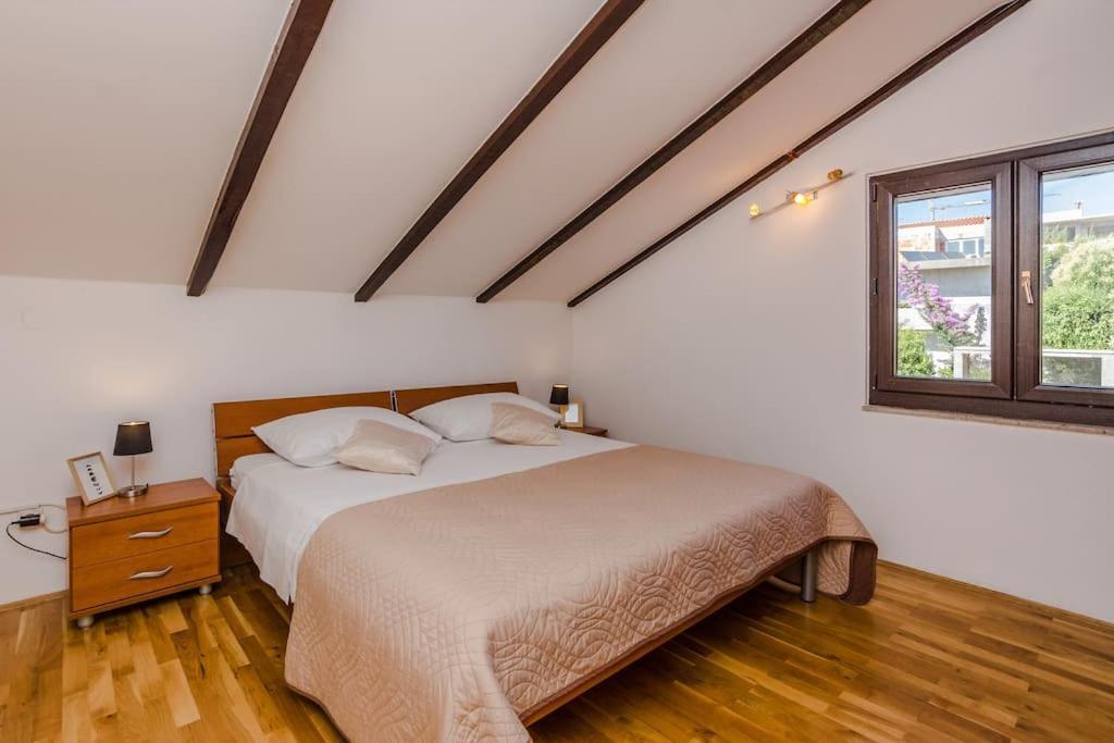 Apartment Roko - Up To 4 People With Free Parking Zadar Exterior photo