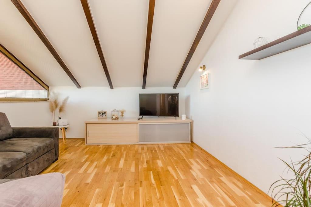 Apartment Roko - Up To 4 People With Free Parking Zadar Exterior photo