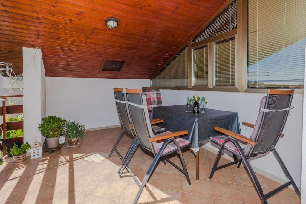 Apartment Roko - Up To 4 People With Free Parking Zadar Exterior photo