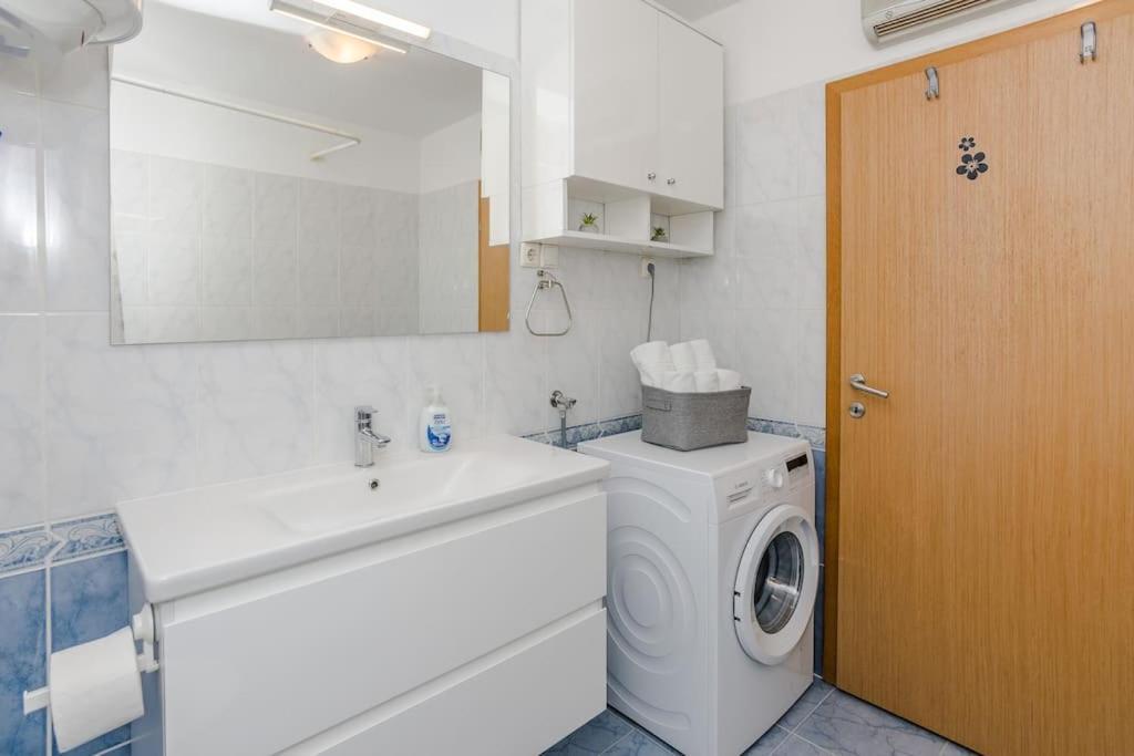 Apartment Roko - Up To 4 People With Free Parking Zadar Exterior photo