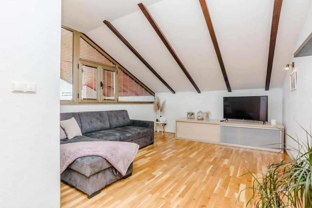 Apartment Roko - Up To 4 People With Free Parking Zadar Exterior photo