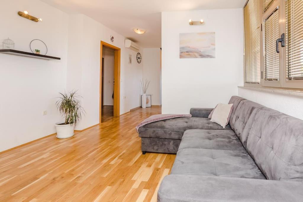 Apartment Roko - Up To 4 People With Free Parking Zadar Exterior photo