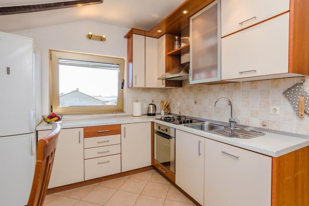 Apartment Roko - Up To 4 People With Free Parking Zadar Exterior photo